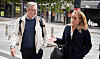 Tidligere Forsvarsbygg-sjef Thorbjørn Thoresen på vei inn i tingretten sammen med sin forsvarer Marianne Klausen. Han fikk beholde direktørtittel og lederlønn, men vil også ha tilbake jobben. Foto