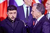Her er Zelenskyj sammen med USAs spesialutsending Steve Witkoff i Berlin i desember. Foto: Markus Schreiber / Pool via AP / NTB