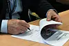 Karl Otto Jansen (Nye Aker), signerer kontrakten med ABB. Foto: ABB