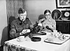 Tetid og hjemmekos: Home Guard-sersjanten i småbyen Dorking i engelske Surrey pusser sin Thompson maskinpistol. Bildet skal være tatt 1. desember 1940. Foto: War Office/Second World War Official Collection/Wikimedia Commons