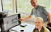 Her viser Torquil Sørensen, som er seniorteknolog med ansvar for simuleringer, og administrerende direktør Martin Nese fram effekten av nyvinningen. Foto: Cignus Instruments