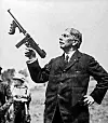 John T. Thompson med sin M1921 Tommy Gun. Foto: Wikimedia Commons/CC-BY-2.0