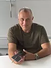 Teknologidirektør Bjørn Erik Seeberg i Cignus med en prototyp av sensoren i hånden. Den har blitt til ved hjelp av kreative hoder og dyktige forskere. Foto: Cignus Instruments