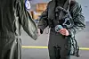 En finsk pilot mottar et jakkemerke («patch») etter å ha fløyet norsk F-35. Foto: Ole Andreas Vekve / Forsvaret