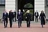 Jonas Gahr Støre (Ap) kommer ut fra Slottet etter statsrådet sammen med de nyutnevnte ministrene Kamzy Gunaratnam som samferdselsminister, Torgeir Micaelsen som digitaliserings- og forvaltningsminister og Eileen Fugelsnes som forsknings- og høyere utdanningsminister. Sigrun Aasland er i dag statsråd for forskning og høyere utdanning, men skal ta over som klima- og miljøminister.