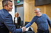 Departementsråd Frede Hermansen i Forsvarsdepartementet hilser på tidligere Forsvarsbygg-direktør Thorbjørn Thoresen i Oslo tingrett mandag morgen. Bak Thoresens advokat Marianne Klausen.