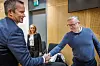 Departementsråd Frede Hermansen i Forsvarsdepartementet hilser på tidligere Forsvarsbygg-direktør Thorbjørn Thoresen i Oslo tingrett mandag morgen. Bak Thoresens advokat Marianne Klausen.
