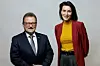 Kjetil Lein og Safina de Klerk står sammen foran en lys bakgrunn.