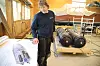 Båtbygger Mike Aldridge med illustrasjon av båten og plassering av hydrogentankene. De svarte sylindrene fra Hexagon skal inneholde totalt 16 kg H2 under 350 bar trykk.