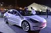 Tesla Model 3 er kanskje tyngre enn Renault Zoe, men de gir begge en veislitasje som er uvesentlig å diffrensiere på, ifølge fagfolkene. Foto: Andrej Sokolow