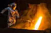 Malm og koks fylles i smelteovner ved Eramets smelteverk i Sauda, hvor det produseres ferromangan. Her blir det gjort prøvetaking av det flytende metallet.