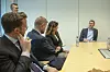 Lytter til erfaring: De to ministrene fikk høre hvor viktig det er at alt går raskt etter en diagnose fra en som har personlig erfaring. Lars Bestum leder nå Hjernesvulstforeningen, Foto: Odd Richard Valmot
