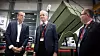 Direktør Eirik Lie i Kongsberg Defence & Aerospace tok imot statsminister Jonas Gahr Støre og forsvarsminister Bjørn Arild Gram på et besøk 30. januar 2023. Foto: Eirik Helland Urke