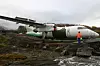 SLEP: Flyet ble først slept fra flystripa og ned til strandkanten.