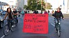 Tyske protester: Demonstranter holder et banner på en sykkelparade i Berlin, fredag 20. september, under den verdensomspennende Friday for future-marsjen