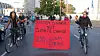 Tyske protester: Demonstranter holder et banner på en sykkelparade i Berlin, fredag 20. september, under den verdensomspennende Friday for future-marsjen