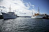 Det danske kongeskipet Dannebrog (til høyre) har lagt til kai ved siden av kongeskipet Norge på Honnørbrygga i Pipervika foran rådhuset.