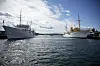 Det danske kongeskipet Dannebrog (til høyre) har lagt til kai ved siden av kongeskipet Norge på Honnørbrygga i Pipervika foran rådhuset.