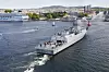 Helikopterdekket på KNM Fridtjof Nansen var besatt av høye herrer med gullstriper og mange stjerner samt politikere og forsvarsvenner da den nærmert seg kaia.