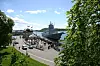 Mannskapet gjør fregatten klar til fortøyning.