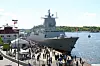 Fregatten KNM Fridtjof Nansen trygt i havn ved Akershus festning.