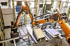 Corvus Energi leverer batterier og batteriløsninger til maritim sektor. De jobber samtidig med hydrogen-brenselceller for strømproduksjon. Roboter av forskjellige slag og størrelser jobber side om side sammen med teknikere. Foto: Arash A. Nejad