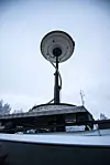 Den takmonterte antenna kan heves og senkes for best mulig mottaksforhold. Bilde: Mathias Klingenberg