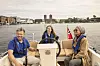 – Et røft anslag er at båtene våre kan kjøres i seks til syv timer. Men det er ingen som har kjørt seg tomme så langt, forsikrer Christer Ervik (t.v.), daglig leder i elbåtutleie-selskapet Kruser. F.v. Maria Bos fra Plug og Mawra Mahmood fra Elbilforeningen. Foto: BKK
