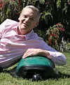 Oppfinneren i sitt rette element: Udi Peless og kompanjongen hans landerte verdens første gressklipperrobot for 20 år siden.