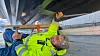 Frank Ole Bonsaksen i selskapet Green Fjords viser oss foilen som spenner mellom kjølene i det karbonfiberstøpte skroget til den elektrisk dreven båten. Foto: Odd Richard Valmot
