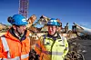 – Vi legger vekt på at mest mulig av rivnings- og opphoggingsarbeidet skal utføres maskinelt og med minst mulig manuelt arbeid i den spisse enden av virksomheten, sier direktør Thomas Nygård (t.v.), her i samtale med driftsleder Johan Fredriksson. Foto: Thomas Førde