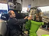 Elmotoren: Petter Boye-Thorsen i Sandefjordsselskapet Neptun Båt AS viser fram den stempelløse motoren. Den er basert på en Yamaha utenbordsmotor. Den originale stemelmotoren er fjernet og erstattet med en elektromotor.