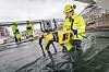 David Godtfridsson, som er stikningsleder for NCCs prosjekt på Drammen stasjon, er begeistret over mulighetene en slik robothund gir ved innhenting av data. Her har han montert på en 3D laserscanner, som brukes til å innhente mengdevis av data i form av en punktsky Foto: Arash A. Nejad