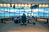 Her håndterer en fullmektig både Vardø lufthavn og Berlevåg lufthavn fra samme arbeidsposisjon ved Avinors Remote Tower Centre i Bodø.