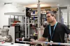 Jonas Skara Ringnes ved instrumentverkstedet på UiO med deler til systemet som skal overvåke protonstrålen ved ESS. Foto: Hilde Lynnebakken/UiO