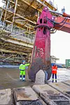 Menneskene blir små ved siden av de største stålsaksene som skal klippe opp Gydaplattformen. Foto: Thomas Førde