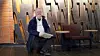 Wolfgang Plagge i foajeen på Norges Musikkhøgskole. I bakgrunnen ser du en del av kunstverket «Kontrapunkt» som er inspirert av Bachs «Die Kunst der Fuge» av Paul Brandts. Foto: Elina Melteig/UiO