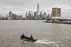 Dykkere fra New York-politiet leter fortsatt etter vrakdeler fra helikopteret.