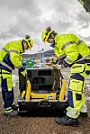 Arbeidsdagen er over, og Terje Andersen og Lasse Bjørnstad kan løfte roboten etter beina og opp i hundekassen. Foto: Arash A. Nejad