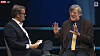 Steven Fry intervjues på scenen av Thomas Seltzer.