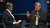 Steven Fry intervjues på scenen av Thomas Seltzer.
