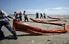 Hvis beregningene er korrekte, er det allerede lekket ut 12 millioner liter olje i havet. Frivillige i Louisiana prøver å beskytte kysten med kilometer på kilometer lenser.