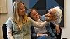 Fysikkstudentene Elise Martinsen og Irene Karlsen samtaler med Albert Einstein.
