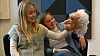 Fysikkstudentene Elise Martinsen og Irene Karlsen samtaler med Albert Einstein.
