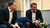 Lars Bjørn Larsen, kommersiell direktør i Norsk e-Fuel og Geir Karlsen, konsernsjef i Norwegian, signerte avtale ved Norwegians hovedkontor på Fornebu. Foto: Norwegian