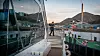 MS Bard legger til kai bare noen hundre meter fra kullkraftverket i Longyearbyen, der strømmen kommer fra. Lettmatros Stian Danielsen fortøyer skipet. Foto: Eirik Helland Urke