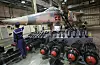 En ansatt ved Minsk World-parken i Shenzhen rengjør et Yak 36 «Forger»-fly om bord på det tidligere sovjetiske hangarskipet Minsk i 2007. Det samme flyet vises i videoen nedenfor. Foto: Stringer/Reuters/NTB