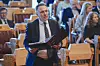 Forsvarsminister Tore Sandvik (Ap) på vei opp for å svare på spørsmål i Stortingets spørretime onsdag.