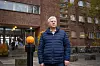 Planetsletta er montert foran Fysikkbygningen. Målet er å få på plass hele solsystemet. Foreløpig er det. sola, jorda og månen du kan se i små montre. Foto: Magali Courtade / UiO