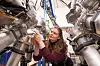 Takket være denne detektoren til 26 millioner kroner, klarer Dorthea Gjestvang å se langt flere detaljer i atomkjernen enn hva som tidligere har vært mulig.